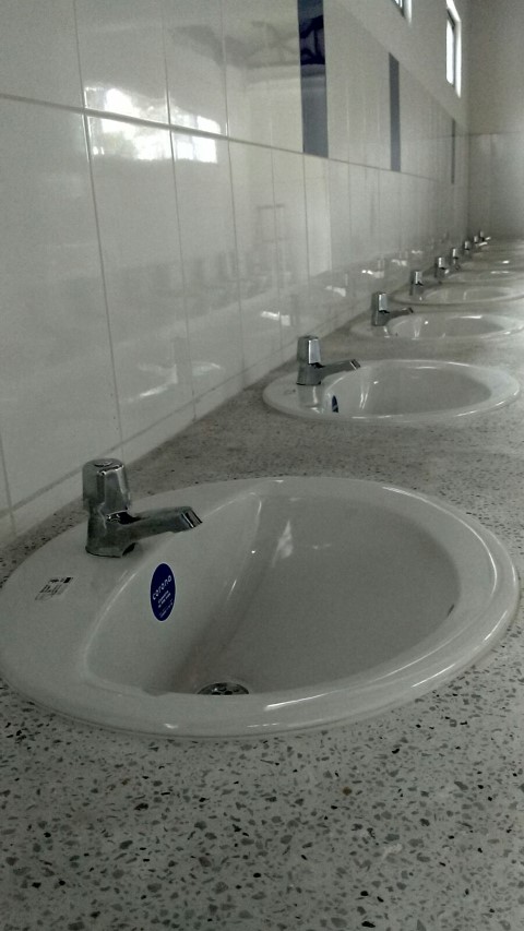 Acabados de baños en proyecto de construcción