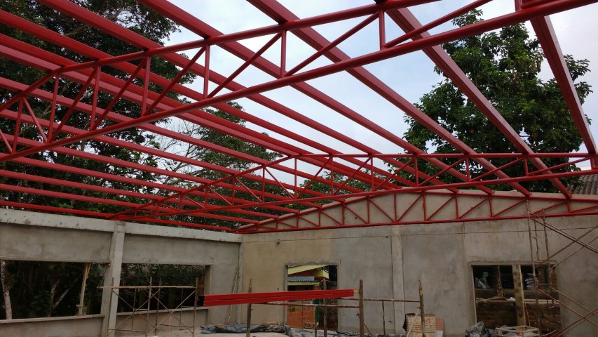 Estructura metálica de cubierta en construcción