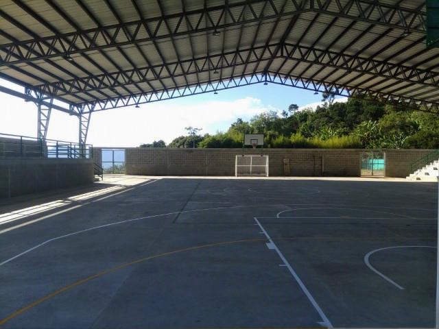Cancha cubierta entregada por Estándar Ingenieros