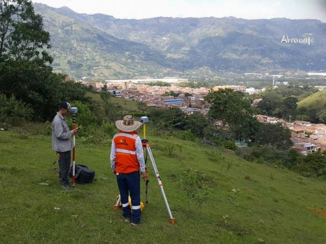Equipo técnico de Estándar Ingenieros en campo
